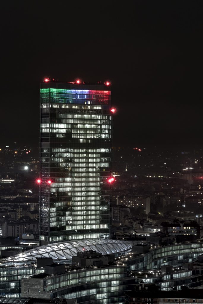 nuova luce belvedere palazzo lombardia bandiera