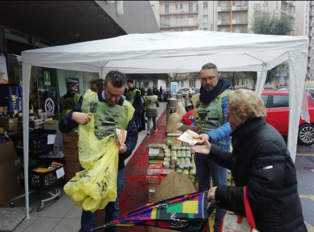 Lotta allo spreco alimentare, l'assessore Bolognini in un momento della Giornata nazionale per la colletta alimentare a cui ha partecipato lo scorso anno.