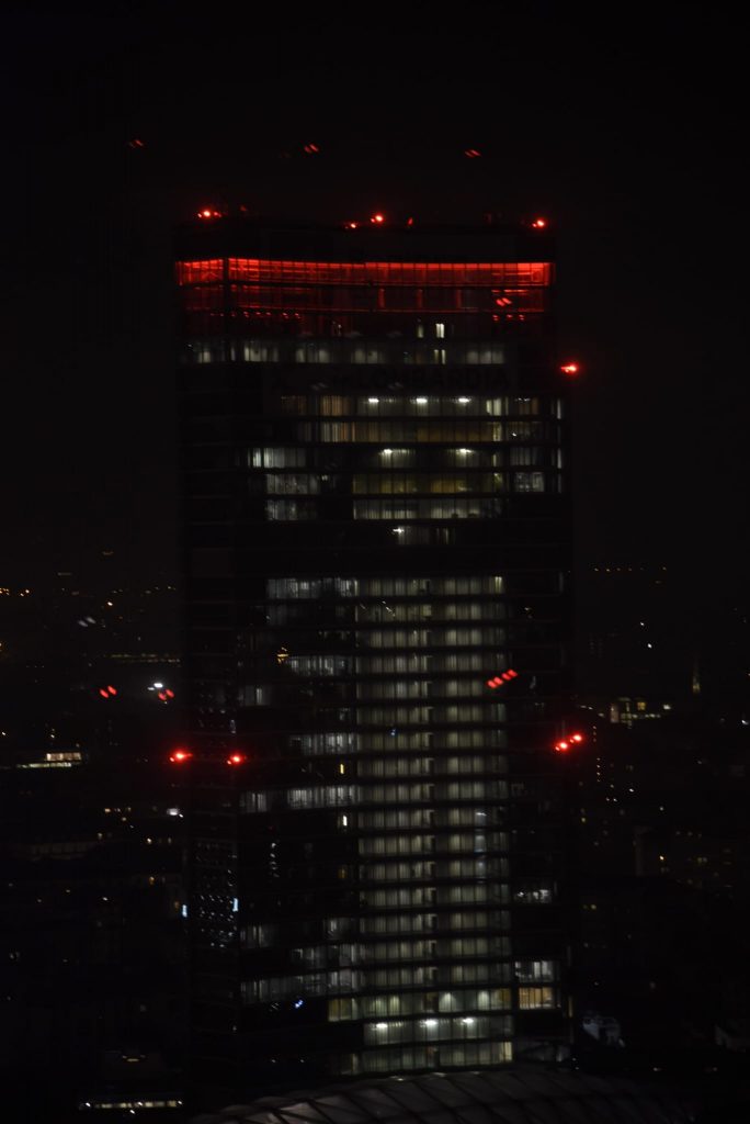 belvedere palazzo lombardia illuminato