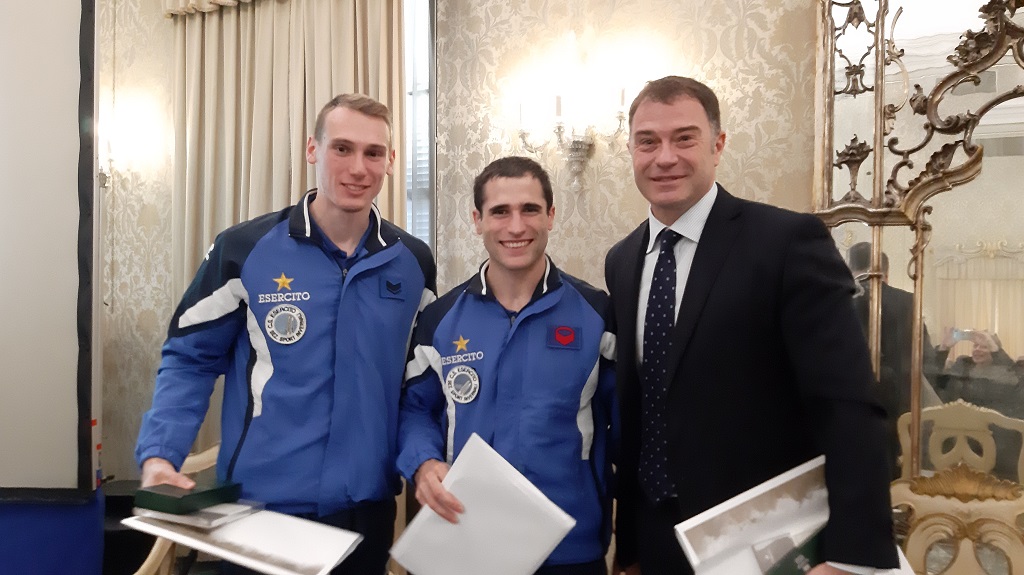 Il sottosegretario regionale Antonio Rossi con i campioni di arrampicata sportiva dell'esercito, il caporal maggiore Marcello Bombardi e il caporale Ludovico Fossani.