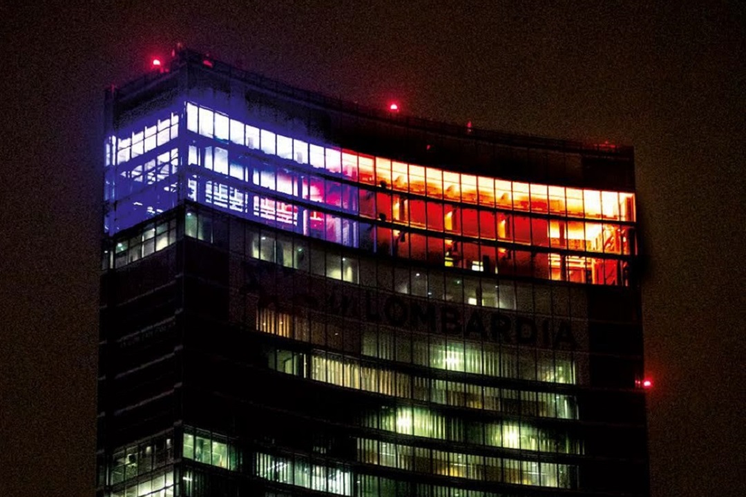 Palazzo Lombardia illuminato