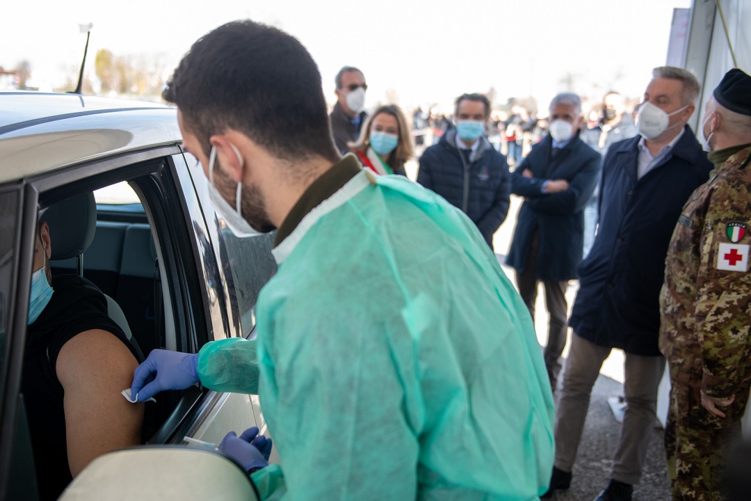 vaccinazioni drive through in via Novara, a Milano