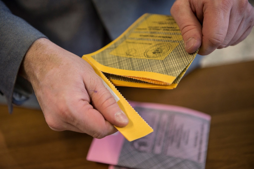 signore con scheda elettorale in mano